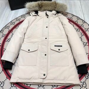 Women's Star White Trillium With Fur Trim Hood TAGS ATTACHED